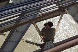 Giải cứu thành công thanh niên ôm con định nhảy cầu Long Biên