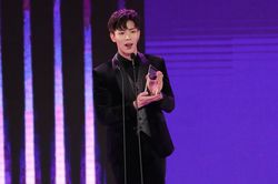 Erik nghẹn ngào trên sâu khấu ZMA 2019 khi ẵm giải Nghệ sĩ của năm