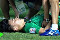 Tình huống cản phá khiến Bùi Tiến Dũng nằm sân đau đớn