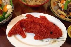 Gần Tết ông Công ông Táo, hội chị em thi nhau mua cá chép 'giả'