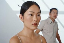 Thấy quyển lịch bàn của vợ đầy những dấu khoanh tròn, tôi ngạc nhiên nhưng không hỏi cho đến khi vô tình chạm vào một ứng dụng trong điện thoại của vợ, sự thật mới lộ tẩy