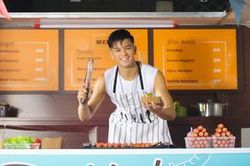Trọng Hiếu bán xúc xích vẫn không quên khoe cơ bắp 'cuồn cuộn' khiến fan nữ đổ gục trong MV mới