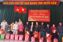 Tặng quà Tết cho người khuyết tật và trẻ mồ côi huyện Đak Pơ