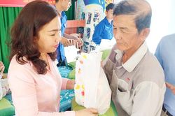 Tết sẻ chia với người nghèo
