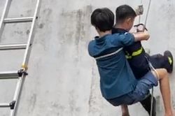 Giải cứu bé trai rơi từ tầng 5 xuống mái tôn