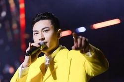 Isaac sôi động trong sắc vàng chào Xuân