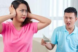 Ở nhà chăm con, Tết đến muốn biếu bố mẹ đẻ cũng phải xin phép chồng