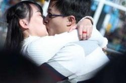 Đi siêu thị, vợ bàng hoàng phát hiện chồng âu yếm người phụ nữ khác trong ôtô