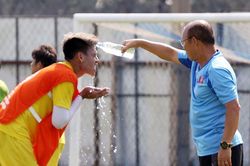 Thầy Park 'đốn tim' CĐV khi tưới nước mát cho học trò giữa trời nắng gắt