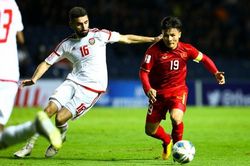 Quang Hải xoay người, đi bóng qua 3 cầu thủ UAE