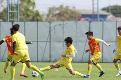 U23 Việt Nam tập mở, HLV Park Hang Seo rèn học trò