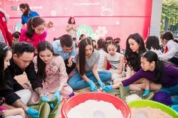Hoa hậu Tiểu Vy, Á hậu Thúy An giản dị gói bánh chưng tặng trẻ em nghèo