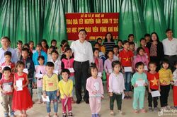 Sở Giáo dục và Đào tạo trao hơn 500 suất quà cho giáo viên và học sinh các huyện miền núi