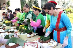 Khách quốc tế hào hứng gói bánh chưng, trải nghiệm không gian Tết Việt
