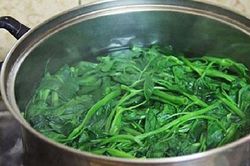 Nên mở hay đậy nắp xoong khi luộc rau? Đáp án chính xác không phải chị em nào cũng biết
