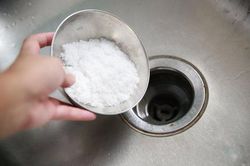 Thả 1 nắm muối xuống cống theo cách này, bao nhiêu rác bẩn đều trôi sạch, mùi hôi cũng hết dần