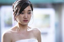 Đêm tân hôn, cô dâu rụng rời chân tay đòi ly dị sau khi bóc phong bì từ vị khách quý của chồng