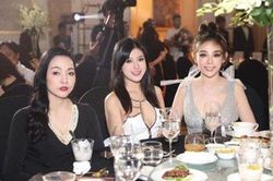 Em gái Huyền Baby đăng ảnh chụp cùng người thân nhưng nhan sắc mẹ ruột cô khiến ai cũng ngỡ ngàng
