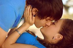 Thoải mái ôm hôn ở tư thế nhạy cảm ngay trên tàu điện ngầm, cặp đôi hứng chỉ trích dữ dội