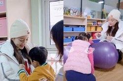 Lý Tiểu Lộ mang quà đến thăm trẻ em khiếm thị, luôn nở nụ cười ấm áp và kiên nhẫn với đám trẻ