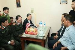 Bộ trưởng Tô Lâm thăm hỏi, chia buồn gia đình CBCS hi sinh tại Đồng Tâm