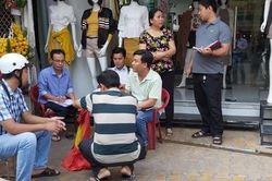 Tạm giữ, làm rõ người đàn ông xúc phạm Quốc kỳ