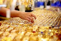 Giá vàng cuối tuần treo mức cao