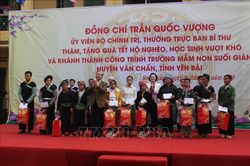 Thường trực Ban Bí thư tặng quà Tết các gia đình chính sách tại Yên Bái
