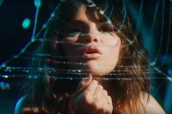 Selena Gomez đẹp ma mị trong MV 'Rare'