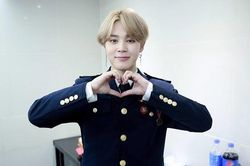Tan chảy trước món quà đặc biệt Jimin BTS chu đáo tặng fan trên máy bay
