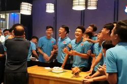 Thầy Park thơm má Hoàng Đức trong buổi tiệc sinh nhật