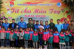 Hơn 200 suất quà 'Tết ấm miền Tây' đến với người dân, học sinh biên giới xã Đoọc Mạy