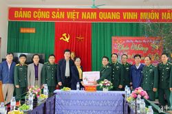 Chủ tịch MTTQ tỉnh thăm, chúc tết đồng bào, chiến sỹ tại huyện Con Cuông