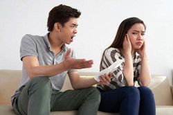 Vừa nhận quyết định ly hôn, tôi đang bần thần suy nghĩ thì vợ cũ ném cho một tờ giấy rồi cười tươi rói: 'Em muốn anh ôm hận suốt đời'