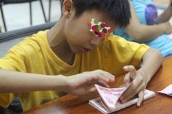 Con trai ăn cắp 700.000 đồng mua đồ chơi, cách xử trí cực khéo của người cha khiến con không bao giờ dám tái phạm