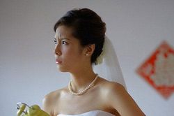 Nhận được hộp quà cưới mà chú rể cứ xoắn xuýt, tôi sinh nghi nên mở ra xem và giật mình khi thấy bên trong là một cuốn sách, còn chưa hiểu chuyện thì đã thấy anh đỏ hoe mắt
