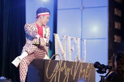 Trúc Nhân hòa nhịp dàn trai xinh gái đẹp NEU trong bữa tiệc âm nhạc tất niên