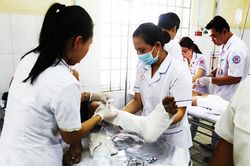 Nổ ca nô, 4 người nhập viện cấp cứu