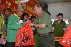 Trao gởi yêu thương tới đồng bào nghèo Đắk Nông