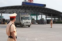 Khen thưởng cảnh sát giao thông truy đuổi 20km bắt đối tượng trộm xe tải ở Bình Phước
