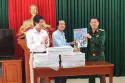 Tặng báo xuân Báo Nhân Dân cho bộ đội nơi biên giới, hải đảo