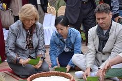 Các nhà ngoại giao gói bánh chưng, xin chữ đầu năm