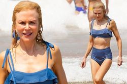 Nicole Kidman mặc áo tắm, khoe dáng ở tuổi 52