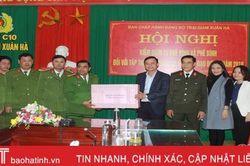 Lãnh đạo Hà Tĩnh chúc tết, trao quà tại các trại giam
