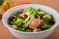 Tết đến, mẹ đảm nấu canh gà nấm vừa ngon vừa giàu dinh dưỡng, ai cũng thích mê
