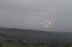 Khối lửa lạ nghi UFO chao lượn trên bầu trời Anh
