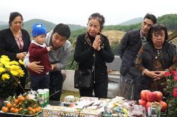 Người Hà Nội sắm đào quất đưa con cháu lên Hòa Bình tảo mộ, mời gia tiên về ăn Tết