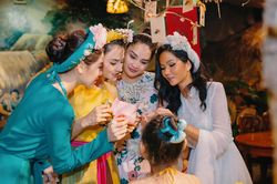 Vũ Thu Phương cùng dàn Hoa hậu H'Hen Niê, Khánh Vân dịu dàng trong tà áo tứ thân du xuân
