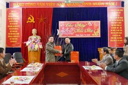 Tặng quà Tết gia đình chính sách, người có công tại Văn Bàn