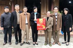 Đồng chí Phó Chủ tịch HĐND tỉnh Phạm Thị Minh Xuân thăm và tặng quà các gia đình chính sách huyện Yên Sơn